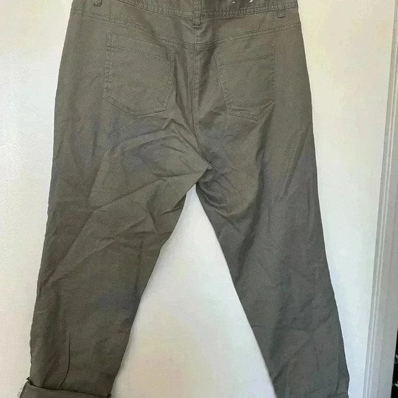 Dalia Collection Capris in Size 10 - Picture 2 of 3